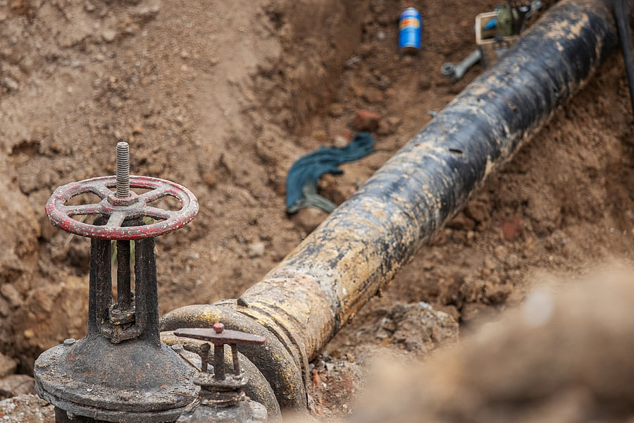cutting wallpaper around pipes